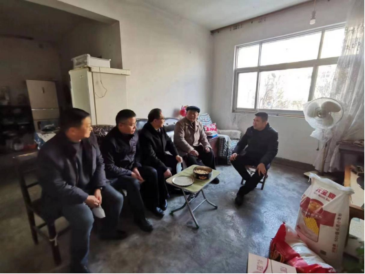 市產業(yè)集團2023年春節(jié)前夕走訪慰問困難黨員和老黨員老干部219.png