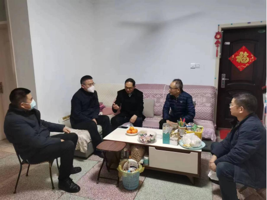 市產業(yè)集團2023年春節(jié)前夕走訪慰問困難黨員和老黨員老干部477.png
